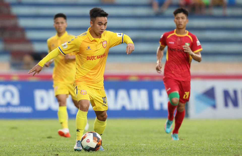 Ngay sau tiếng còi khai cuộc, Nam Định đã gây sức ép và chủ động lên bóng tấn công hơn dù đối thủ được đánh giá cao ở khả năng phòng ngự phản công. Sông Lam Nghệ An đã bất bại ở 5 vòng đấu đầu tiên mà không thủng lưới bàn nào. (Ảnh: Kim Chi/Vietnam+)
