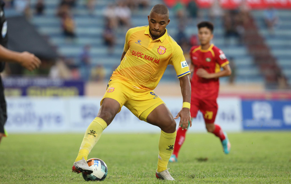 Chiến thắng trên sân Thiên Trường giúp Nam Định cắt đứt chuỗi 4 trận liên tiếp thất bại ở V-League 2020 và thoát khỏi vị trí cuối cùng bảng xếp hạng. (Ảnh: Kim Chi/Vietnam+)