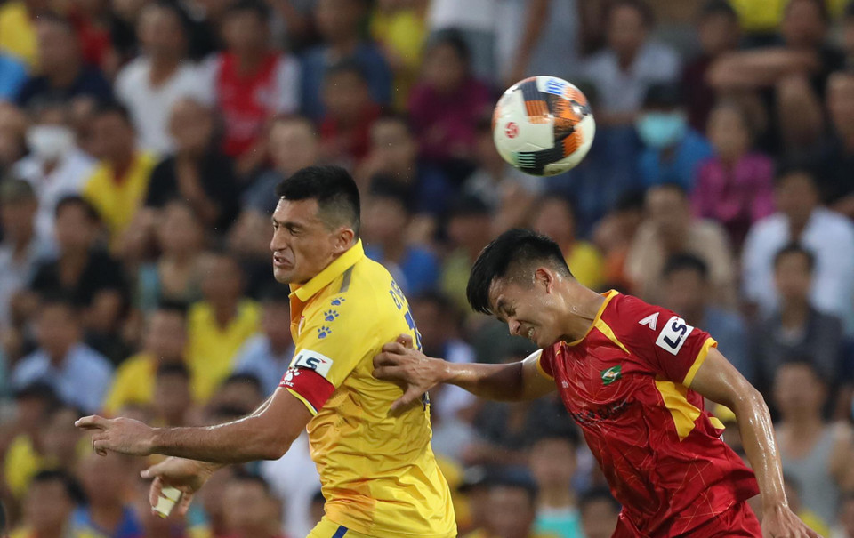 Tiếp đà hưng phấn, Nam Định tấn công mạnh mẽ hơn nhưng lần lượt Rafaelson, Thanh Trường và Đỗ Merlo bỏ lỡ cơ hội. (Ảnh: Kim Chi/Vietnam+)