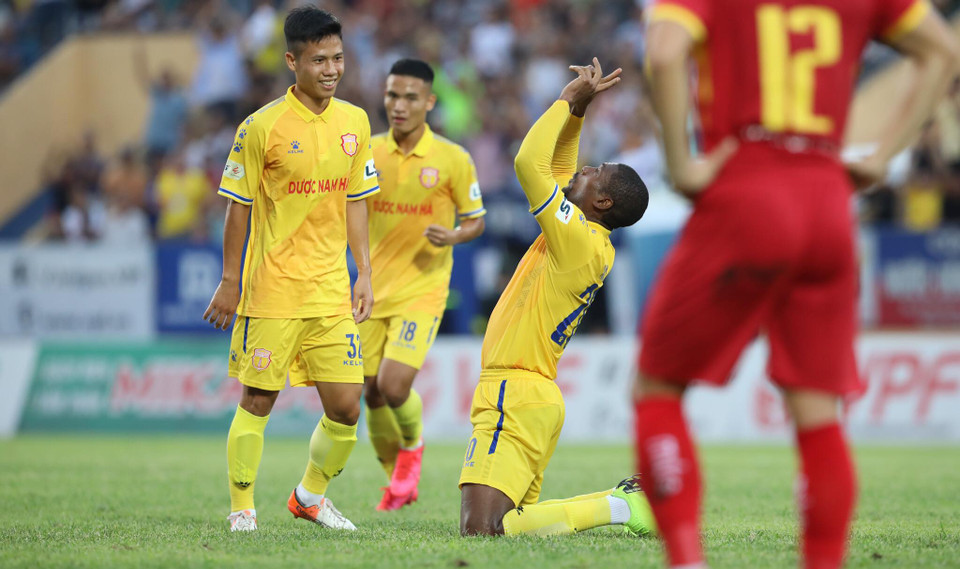 Tony Agbaji ăn mừng sau pha đánh đầu lập công, đánh bại thủ môn Văn Hoàng từ một pha dàn xếp đá phạt hay của đội chủ sân Thiên Trường. (Ảnh: Kim Chi/Vietnam+)