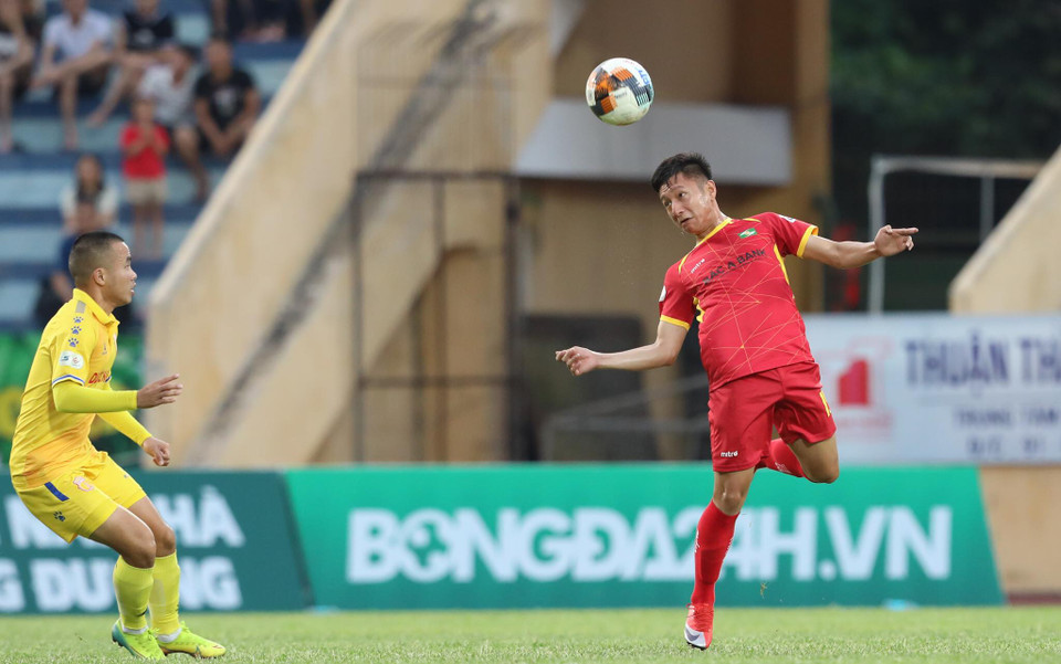 Phía ngược lại, Sông Lam Nghệ An chơi tệ trước Nam Định, không tận dụng được cơ hội và phải nhận thất bại thứ hai liên tiếp sau 7 vòng đầu tiên. Đội bóng này tụt xuống vị trí thứ năm trên bảng xếp hạng với 11 điểm. (Ảnh: Kim Chi/Vietnam+)
