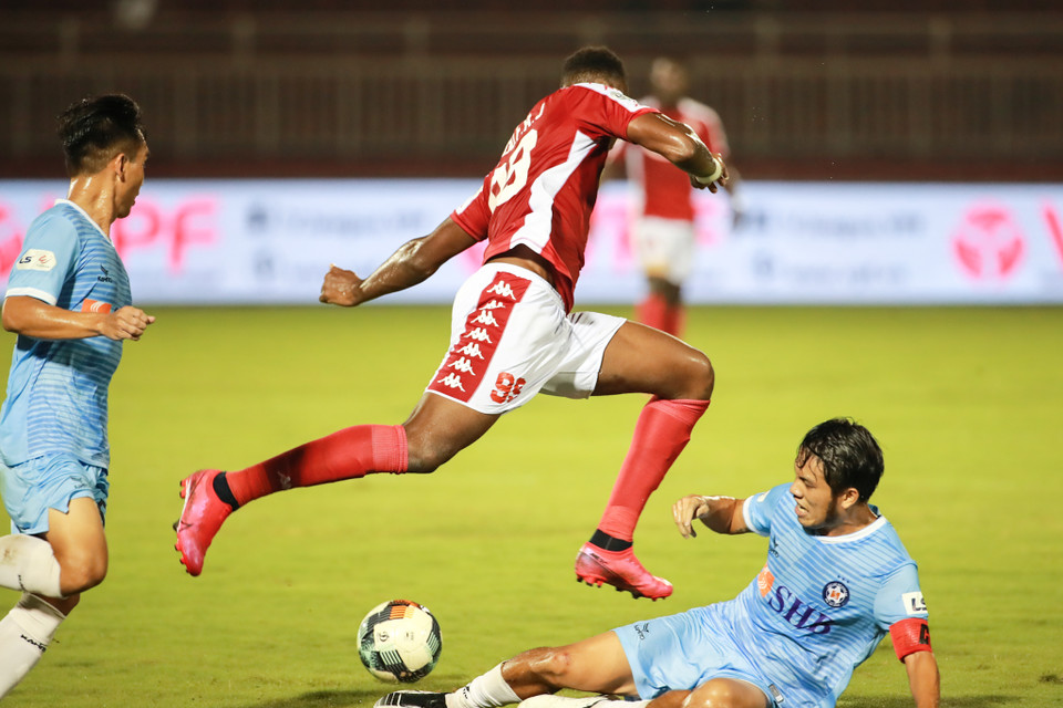 Phía ngược lại, SHB Đà Nẵng chơi thận trọng và phòng ngự chặt chẽ nên tự tin hơn khi nhận thấy TP.HCM bế tắc. (Ảnh: Hải An/Vietnam+)