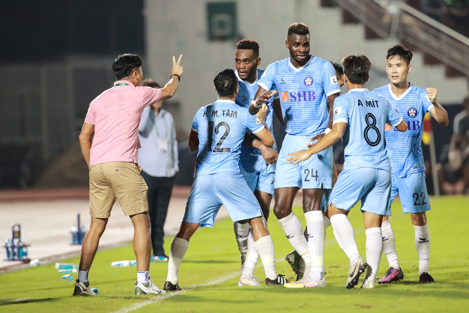 Tuy nhiên, sự kịch tính của trận đấu đến ở phút bù giờ cuối cùng khi SHB Đà Nẵng không bỏ cuộc. Bên ngoài đường biên, huấn luyện viên Lê Huỳnh Đức liên tục chỉ đạo và “truyền lửa” cho cho cầu thủ. (Ảnh: Hải An/Vietnam+)