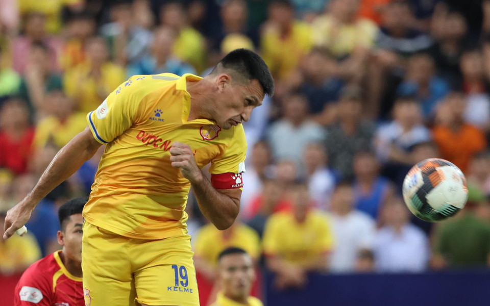 Phút 70, đội chủ nhà mới có bàn nâng tỷ số 2-0 nhờ công của Đỗ Merlo. Và chỉ sau đó hơn một phút, tiền đạo này lập cú đúp với pha đánh đầu dũng mãnh, ấn định chiến thắng 3-0. (Ảnh: Kim Chi/Vietnam+)