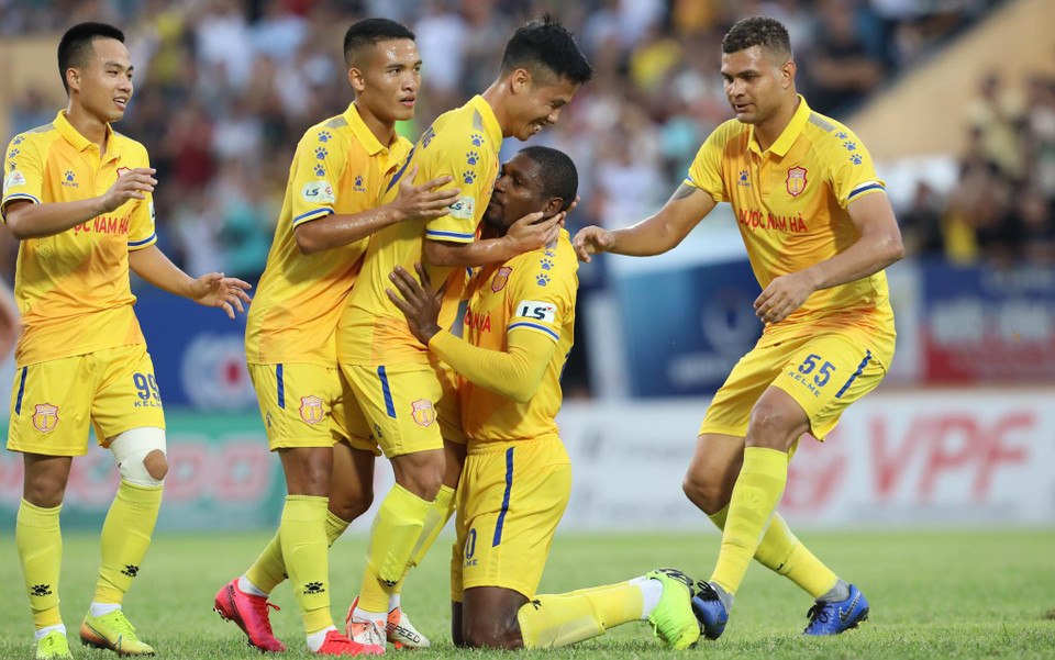 Thế nhưng, Sông Lam Nghệ An đang chơi không tốt khi thua đậm 1-3 ở vòng trước. Và ở trận này, họ đã phải nhận bàn thua trước Nam Định chỉ sau 10 phút đầu tiên. (Ảnh: Kim Chi/Vietnam+)