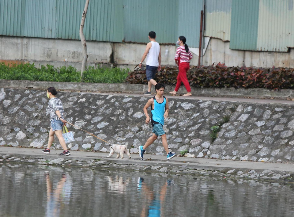 Tuy nhiên, một số vẫn rất chủ quan khi không đeo khẩu trang, trong đó có cả trẻ em. (Ảnh: Nguyên An/Vietnam+) 