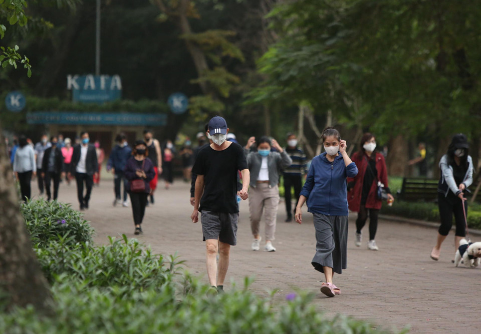 Theo ghi nhận của phóng viên Báo Điện tử VietnamPlus, nhiều người vẫn tới nơi công cộng tại Hà Nội để tập thể dục vì muốn nâng cao sức khoẻ dù ý thức được việc tránh ra ngoài khi không có việc cần thiết trong mùa dịch. (Ảnh: Nguyên An/Vietnam+)