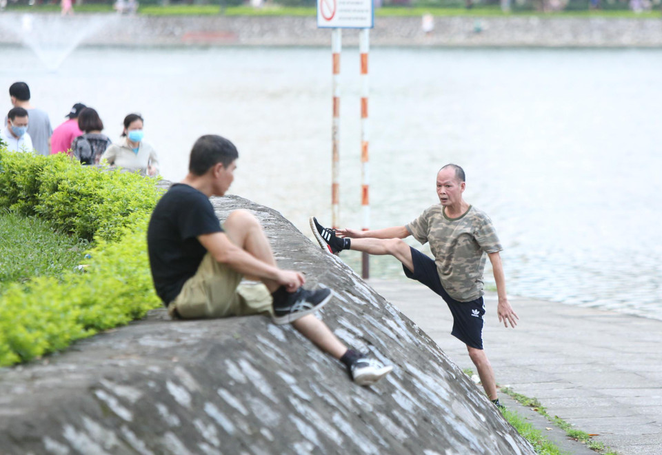 Việc tập trung đông người nhằm tập luyện thể thao hay thể dục ở nơi công cộng thời gian tới nên dừng lại. (Ảnh: Nguyên An/Vietnam+) 