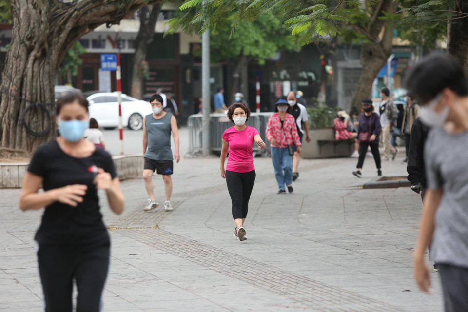 Nếu muốn rèn luyện sức khoẻ, luyện tập tại nhà là một lựa chọn phù hợp trong mùa dịch. Chuyên gia y tế khuyên rằng mọi người hoàn toàn có thể tập thể thao tại nhà vẫn đạt hiệu quả cao nếu biết cách chọn lựa những bài tập phù hợp. (Ảnh: Nguyên An/Vietnam+) 