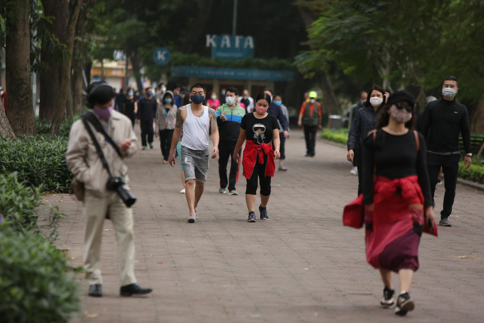 Trong tập luyện thể thao, từ 1-2m không còn là khoảng cách an toàn để phòng tránh virus lây lan. Theo chuyên gia y tế, nhu cầu hô hấp của cơ thể khi tập luyện rất khác bình thường nên khoảng cách an toàn giữa người với người phải từ 5-7m. (Ảnh: Nguyên An/Vietnam+) 