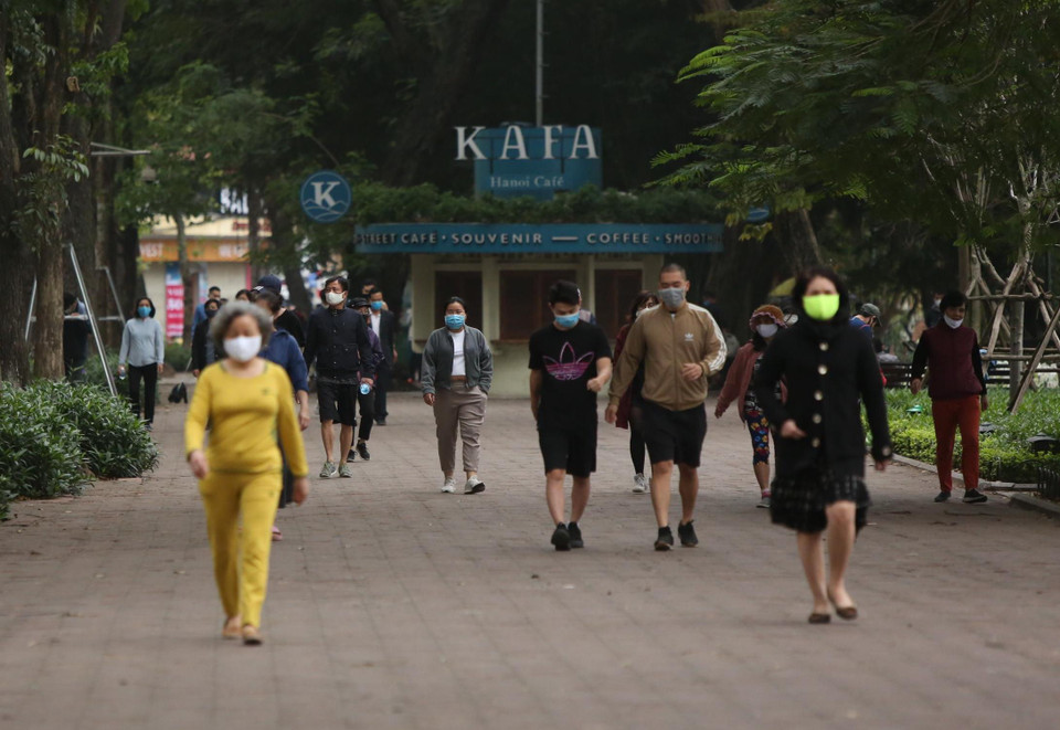 Tại bờ hồ Hoàn Kiếm chiều 29/3, có rất nhiều người cùng tập trung nhằm tập thể dục như chạy, vận động tại chỗ. Mọi người không chủ ý tập trung đông đúc nhưng số lượng tham gia tập thể dục lớn khiến mật độ ngày càng đông. (Ảnh: Nguyên An/Vietnam+)