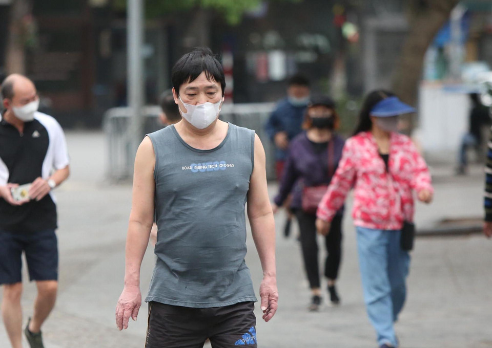 Hầu hết, người dân ý thức được việc bảo vệ bản thân như đeo khẩu trang, giữ khoảng cách xa nhau từ 1-2m.(Ảnh: Nguyên An/Vietnam+)