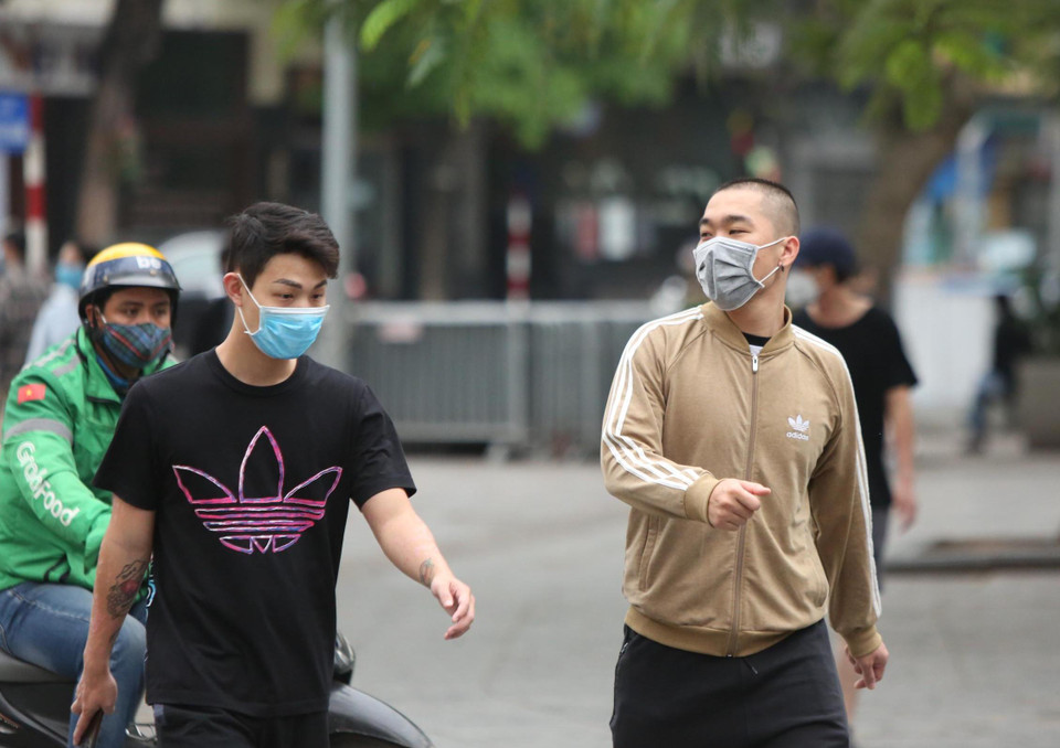 Tuy nhiên, với tình hình dịch COVID-19 đang bùng phát tại Thủ đô và khó kiểm soát. Người dân không nên tới những nơi công cộng đông người. (Ảnh: Nguyên An/Vietnam+) 