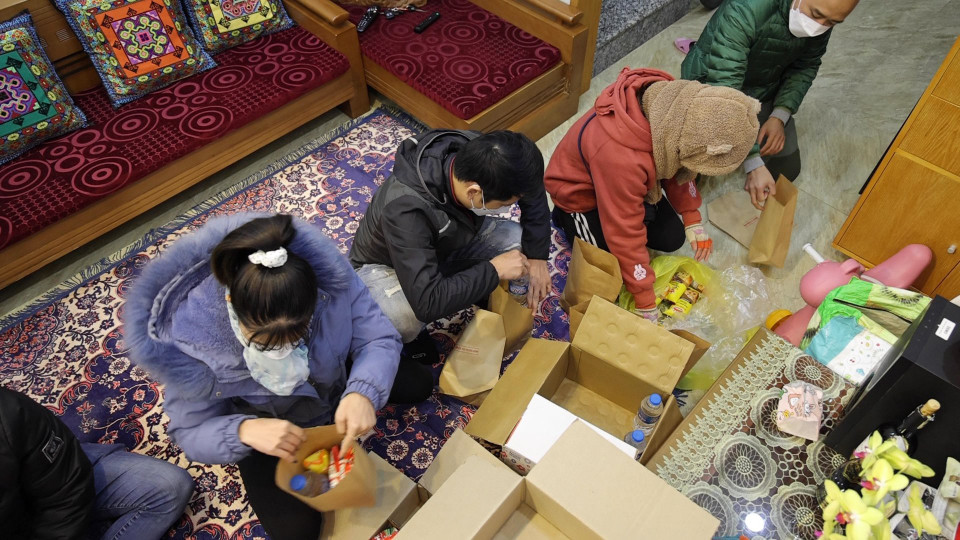 Mỗi phần quà bao gồm những nhu yếu phẩm như sữa, bánh mỳ, nước uống, khẩu trang và các loại thuốc. (Ảnh: Lâm Phan/Vietnam+)