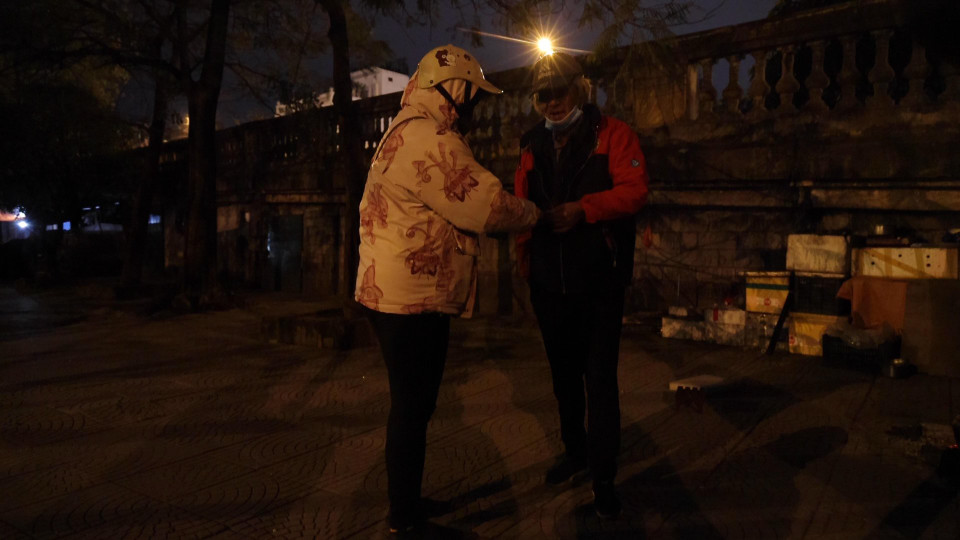 Anh Quân cho biết, trong 8 năm qua, đội đã duy trì hoạt động tặng quà cho người vô gia cư tại các quận nội thành Hà Nội, đều đặn mỗi tuần một lần, trừ giai đoạn giãn cách xã hội. (Ảnh: Lâm Phan/Vietnam+)