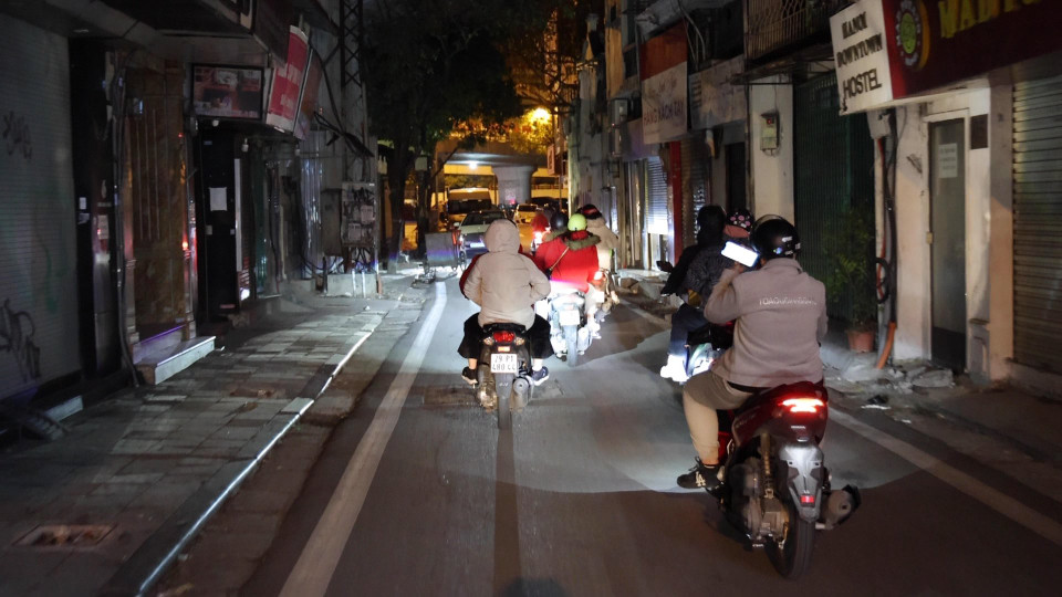 21 giờ-khi nhiều người trở về nhà nghỉ ngơi sau một ngày dài lao động, cũng là lúc đội từ thiện bắt đầu hành trình tặng quà để giúp đỡ những hoàn cảnh bất hạnh. (Ảnh: Hoàng Đạt/Vietnam+)