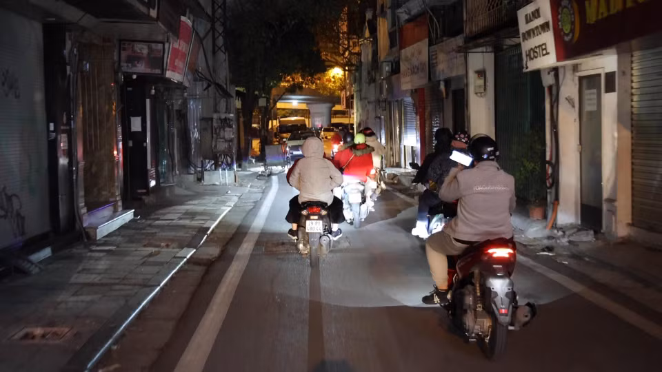 21 giờ-khi nhiều người trở về nhà nghỉ ngơi sau một ngày dài lao động, cũng là lúc đội từ thiện bắt đầu hành trình tặng quà để giúp đỡ những hoàn cảnh bất hạnh. (Ảnh: Hoàng Đạt/Vietnam+)