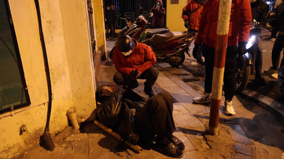 Chia sẻ về lý do thành lập đội, anh Quân cho biết bản thân không muốn tiếp tục chứng kiến cảnh “màn trời, chiếu đất” của nhiều người vô gia cư trong những đêm lạnh trên các con phố của Hà Nội. (Ảnh: Hoàng Đạt/Vietnam+)