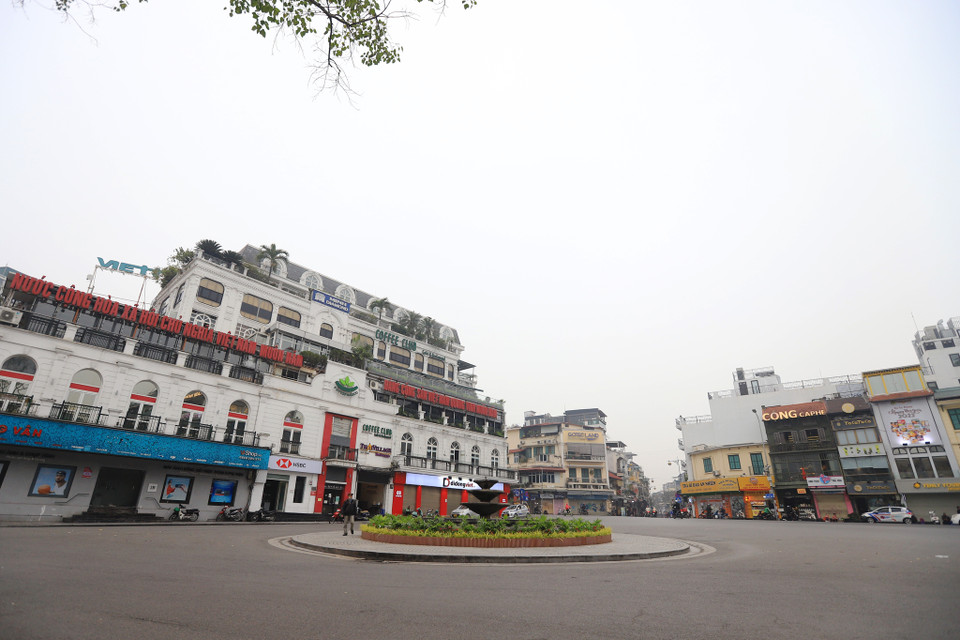 Quảng trường Đông Kinh Nghĩa Thục lúc 7h30 sáng vắng bóng người qua lại.(Ảnh: Hoài Nam/Vietnam+)