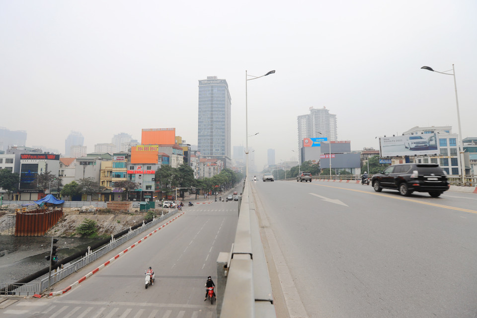 Nhiều tuyến phố khác cũng tương tự, cả khu vực trên cầu vượt và lòng đường chỉ lác đác vài phương tiện di chuyển.(Ảnh: Hoài Nam/Vietnam+)