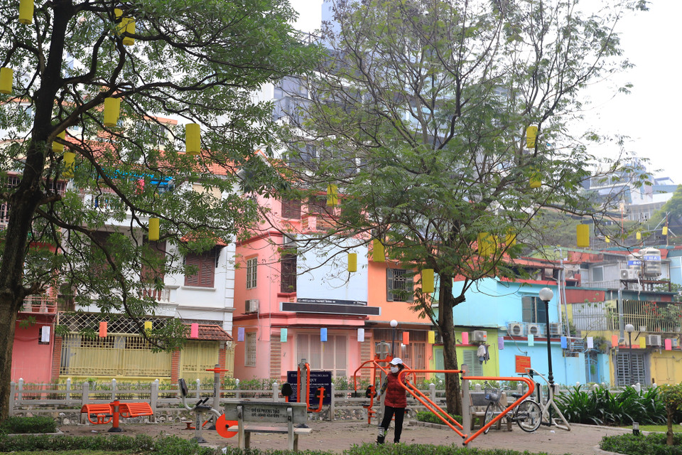 Khuôn viên dành để tập thể dục khu vực hồ Tây cũng ‘vắng như chùa bà Đanh.’(Ảnh: Hoài Nam/Vietnam+)