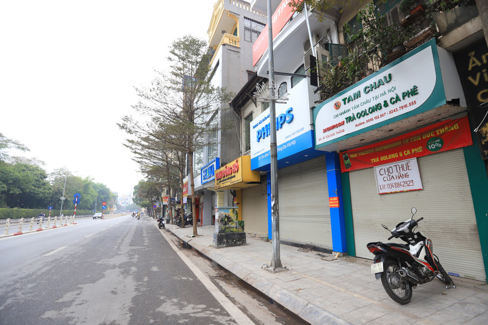 Do tình hình dịch bệnh COVID-19 đang căng thẳng nên các tuyến phố ở Hà Nội vắng vẻ như trong dịp Tết Nguyên đán.(Ảnh: Hoài Nam/Vietnam+)