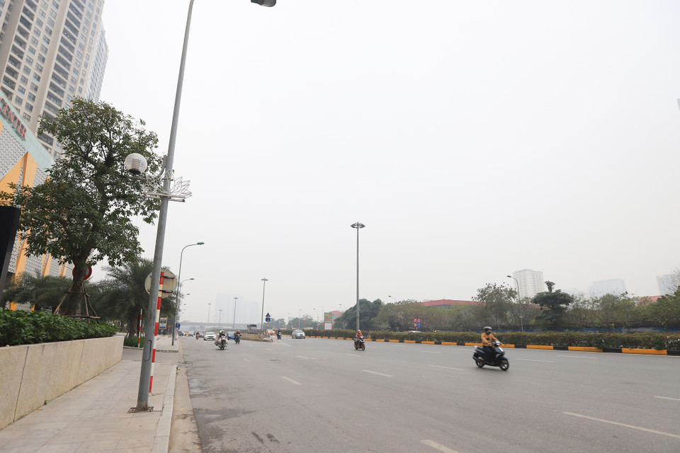 Khu vực đường Trần Duy Hưng thường ngày luôn đông đúc nhưng hôm nay vắng vẻ lạ thường trong khoảng thời gian người dân đi làm.(Ảnh: Hoài Nam/Vietnam+)