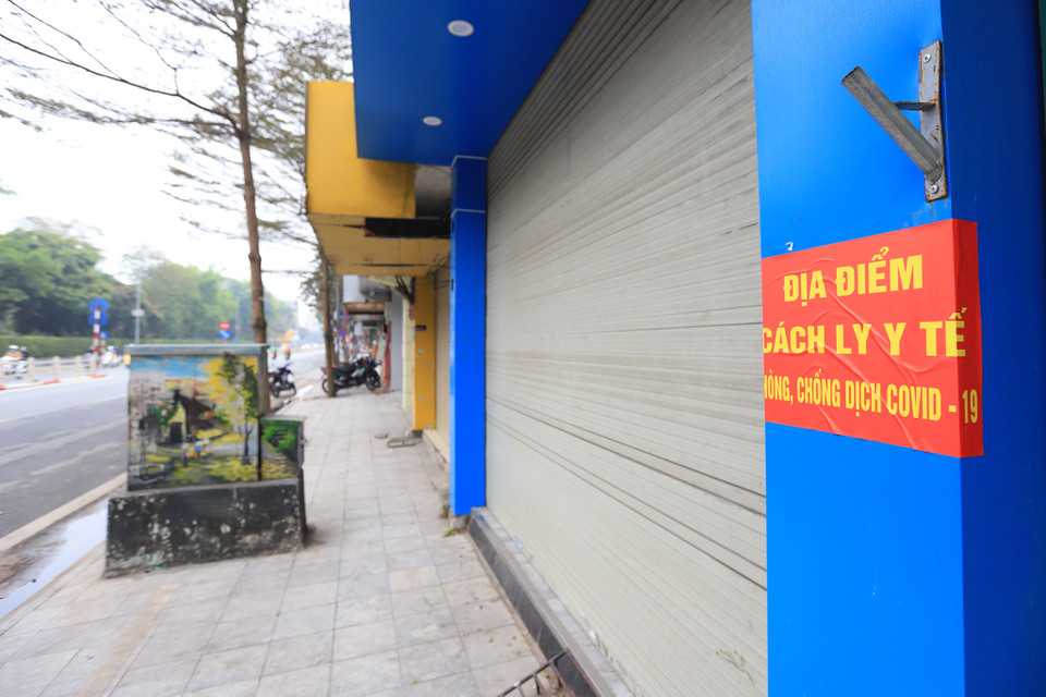 Nhiều cửa hàng đã bất đắc dĩ trở thành địa điểm cách ly y tế.(Ảnh: Hoài Nam/Vietnam+)