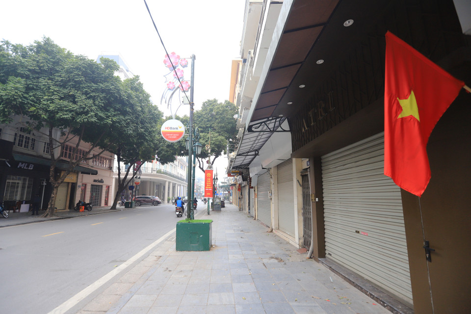 Trên các khu phố, nhiều nhà hàng trong tình trạng cửa đóng then cài.(Ảnh: Hoài Nam/Vietnam+)