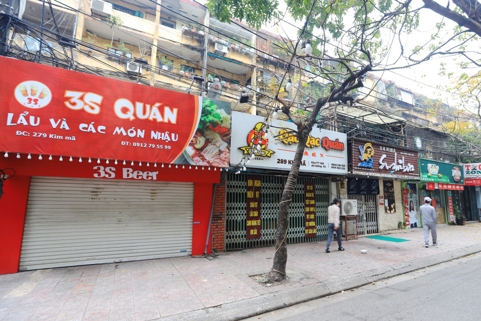 Tổ hợp nhà hàng trên tuyến phố Kim Mã đóng cửa im lìm.(Ảnh: Hoài Nam/Vietnam+)