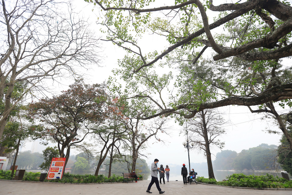 Khu vực ven hồ Gươm cũng chỉ vài người dân tập thể dục và tản bộ.(Ảnh: Hoài Nam/Vietnam+)