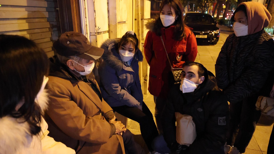 Hiện tại, đội có hơn 4.000 thành viên, trong đó có khoảng 20 thành viên tham gia các buổi tặng quà vào tối thứ 3 hàng tuần. (Ảnh: Lâm Phan/Vietnam+)