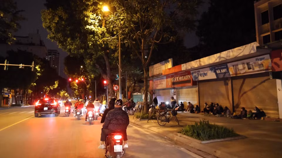 Đội còn thành lập một nhóm điều tra ‘Spy Team’ có nhiệm vụ xác minh từng hoàn cảnh khó khăn, tránh những trường hợp giả mạo người vô gia cư để trục lợi. (Ảnh: Hoàng Đạt/Vietnam+)