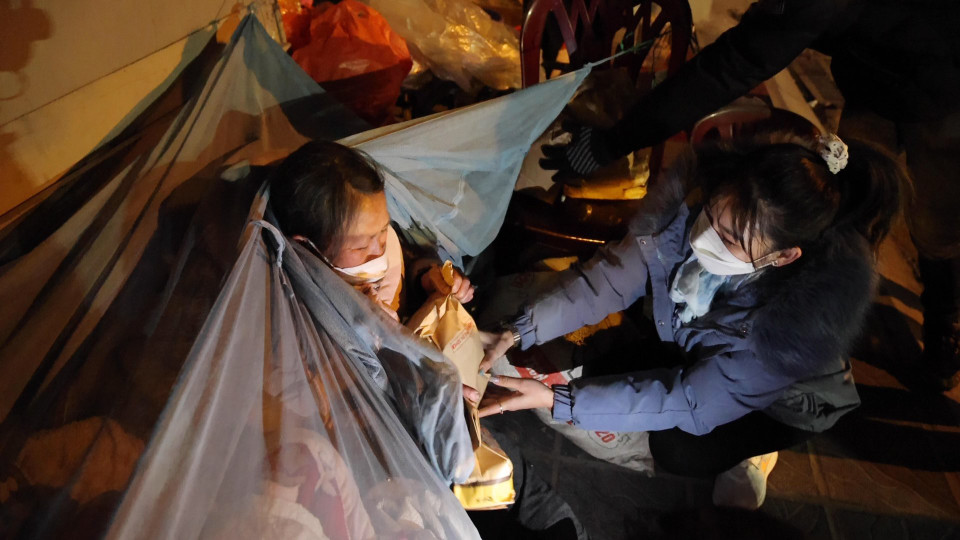 Trao tặng những món quà để giúp đỡ người vô gia cư tại các quận nội thành Hà Nội là hoạt động đã được Đội Từ thiện đêm của anh Trần Minh Quân (sinh năm 1990), thực hiện trong suốt 8 năm qua. (Ảnh: Lâm Phan/Vietnam+)