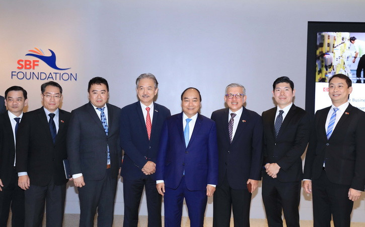 Thủ tướng Nguyễn Xuân Phúc đối thoại với 10 doanh nghiệp hàng đầu của Singapore đang đầu tư tại Việt Nam. (Nguồn: TTXVN)