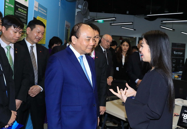 Thủ tướng Nguyễn Xuân Phúc gặp gỡ các nhân viên của Trường quản lý Singapore (Nguồn: TTXVN)