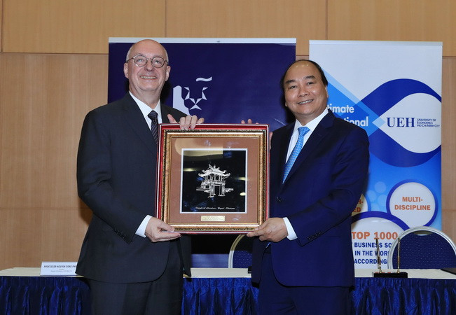 Thủ tướng Nguyễn Xuân Phúc tặng quà cho Trường quản lý Singapore. (Nguồn: TTXVN)