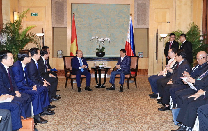 Thủ tướng Nguyễn Xuân Phúc thảo luận cùng Tổng thống Philippines Rodrigo Duterte. (Nguồn: TTXVN)