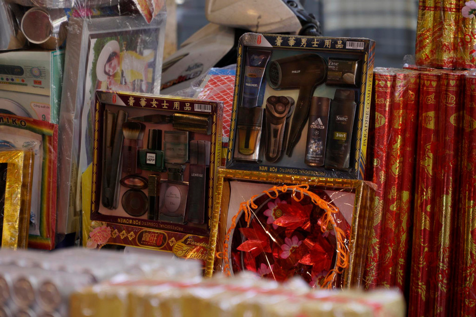 Đến cả những đồ dùng thiết yếu hằng ngày... đều trong tình cảnh ế ẩm, chờ người mua. (Ảnh: Minh Hiếu/Vietnam+)