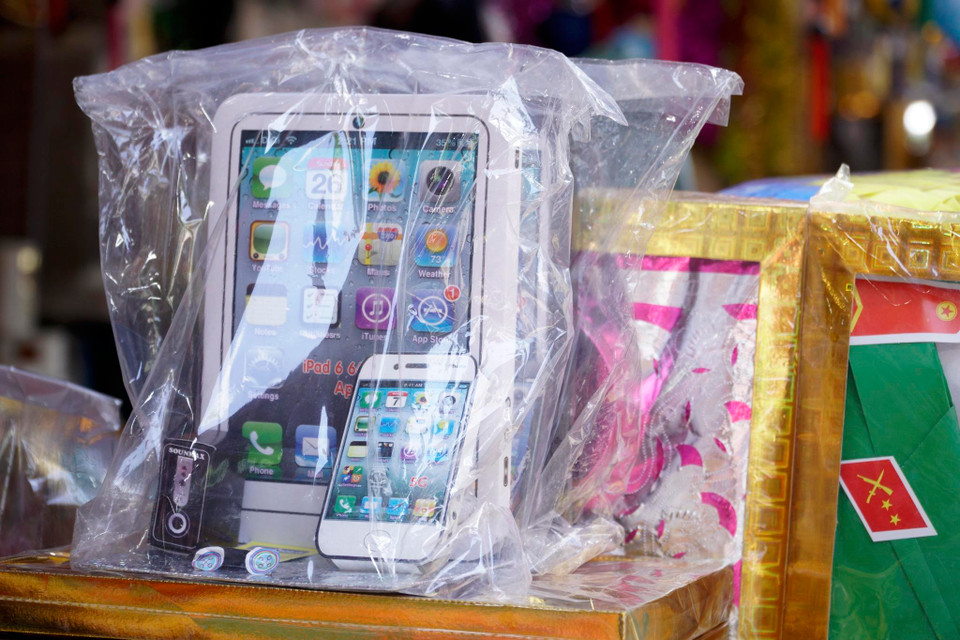 Các mặt hàng tuy được cập nhật mẫu mã mới nhưng vẫn không thu hút được khách hàng. Bộ 'iPhone hàng mã' có giá dao động từ 100.000-200.000 đồng. (Ảnh: Minh Hiếu/Vietnam+)