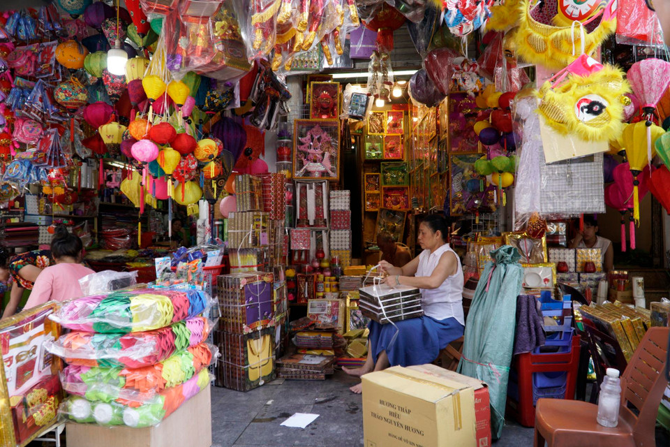  Rằm tháng Bảy (còn gọi là Tết Vu Lan) là dịp các mặt hàng vàng mã được mua bán tấp nập nhất trong năm. Rất nhiều người cầu kỳ trong việc lựa chọn các đồ cúng cho 'người âm'. (Ảnh: Minh Hiếu/Vietnam+)