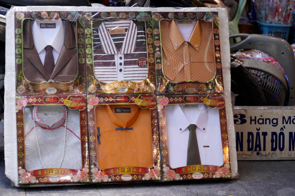 Nhưng vài năm gần đây, với việc tuyên truyền đồng bộ tại các nhà chùa, nhiều người dân đã nhận thức được đốt vàng mã không có lợi cho 'người âm' lại gây lãng phí tiền bạc và tiềm ẩn nguy cơ cháy nổ nên việc đốt vàng mã giảm dần. (Ảnh: Minh Hiếu/Vietnam+)