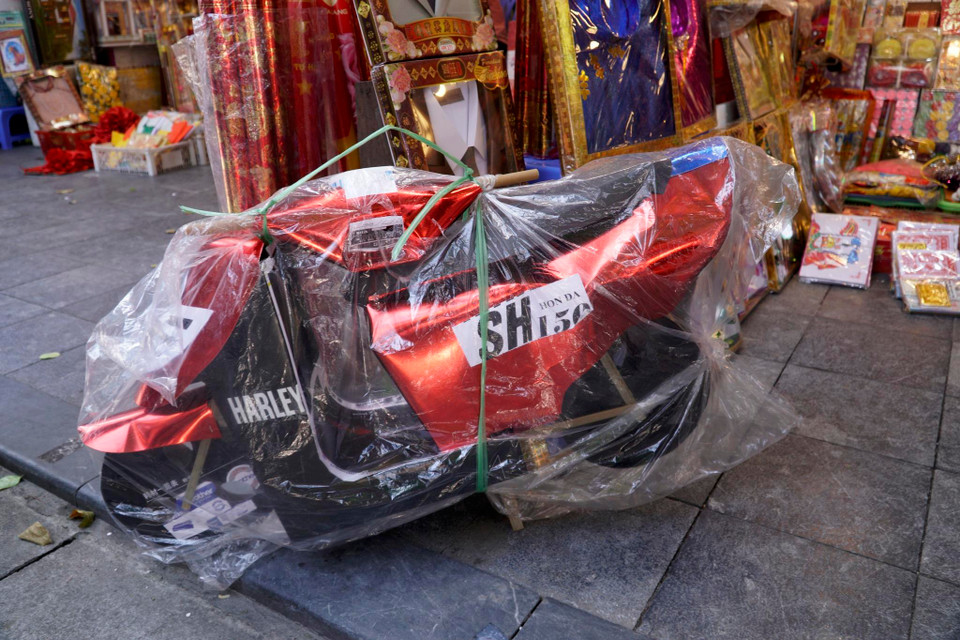 Mẫu xe máy giấy SH kết hợp với hãng... Harley Davidson. (Ảnh: Minh Hiếu/Vietnam+)