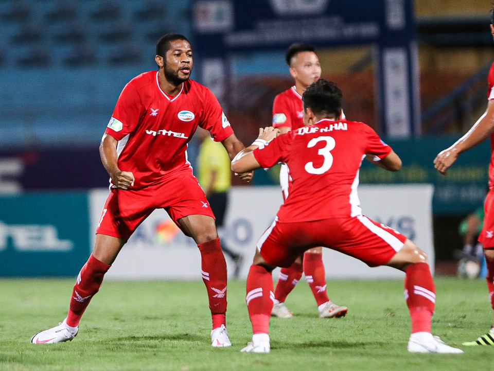 Ngoại binh Caique sớm mở tỷ số cho Viettel ở ngay phút 14 sau pha bóng lộn xộn trong vòng cấm của Becamex Bình Dương. (Ảnh: Hiển Nguyễn/Vietnam+)