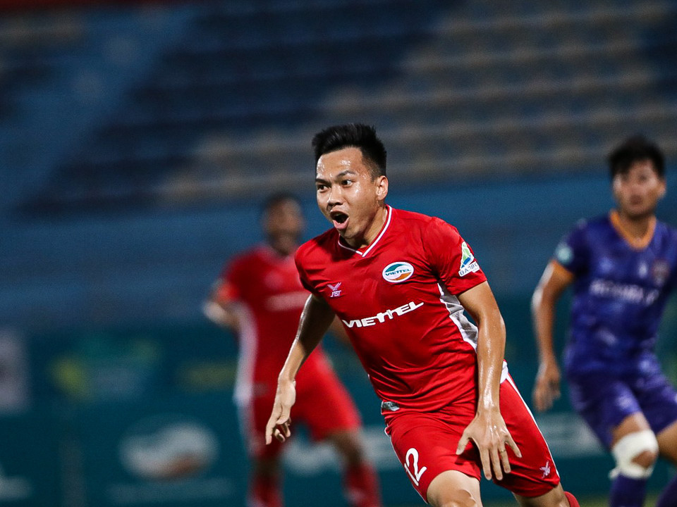 Tiền vệ này chơi hay nhất bên phía Viettel trận đấu này, đóng vai trò ngòi nổ, tổ chức hàng loạt đợt lên bóng tấn công hiệu quả. (Ảnh: Hiển Nguyễn/Vietnam+)