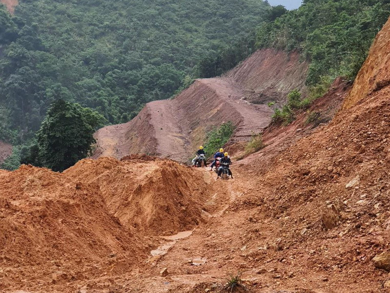 Con đường vào thôn Trĩa, thôn Cát ngập trong bùn đất, những đoạn đường có thể đi xe vào cũng không có nhiều. (Ảnh: Thủy Trần/Vietnam+)