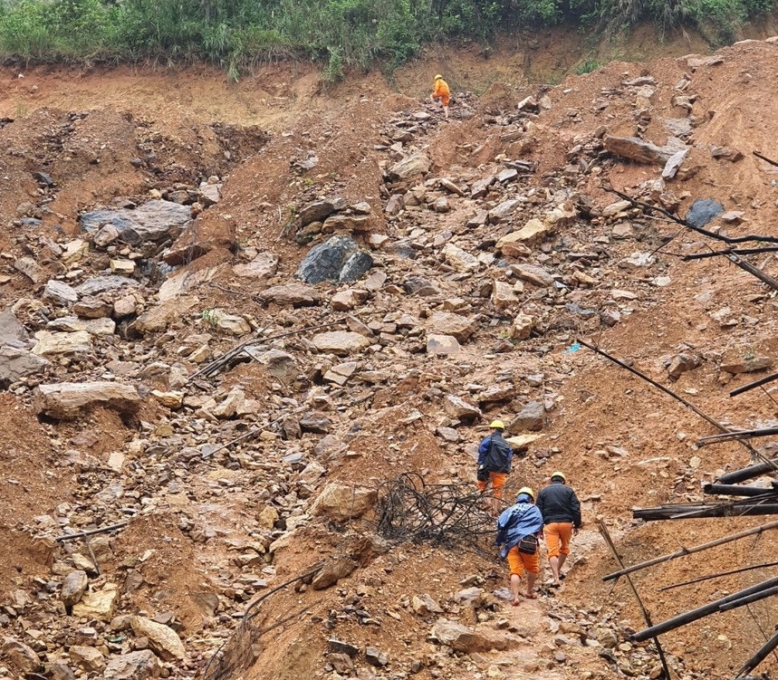 Công nhân Điện lực Khe Sanh vác cột điện và đường điện leo theo những dốc núi cheo leo. (Ảnh: Thủy Trần/Vietnam+)