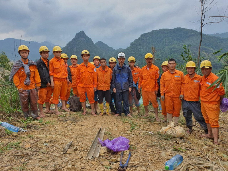 Các cán bộ công nhân Điện lực Khe Sanh và niềm vui khi hoàn thành nhiệm vụ (Ảnh: Thủy Trần/Vietnam+)