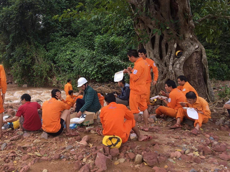 Nghỉ ăn trưa giữa đường (Ảnh: Thủy Trần/Vietnam+)