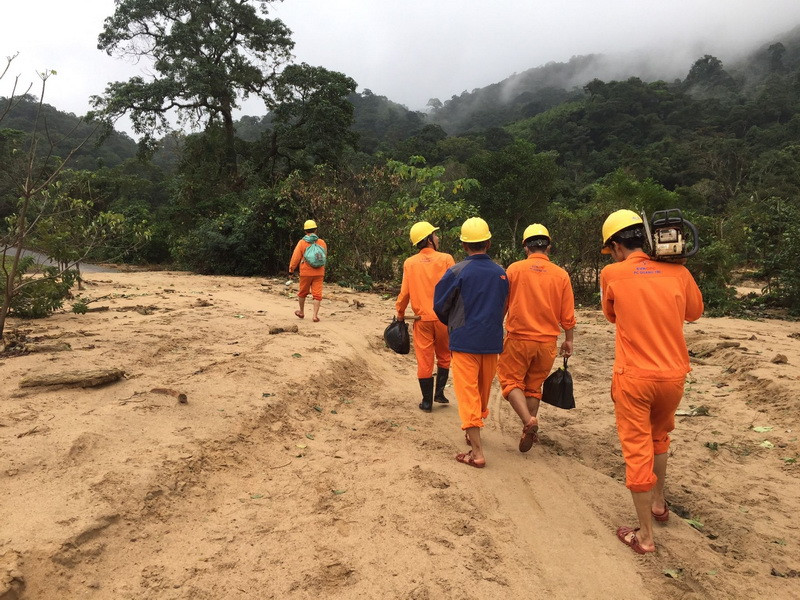 30 cán bộ công nhân vác cột, kéo cáp, gùi đồ lội bộ vào thôn Cát, thôn Trĩa (Xã Hướng Sơn/Quảng Trị)